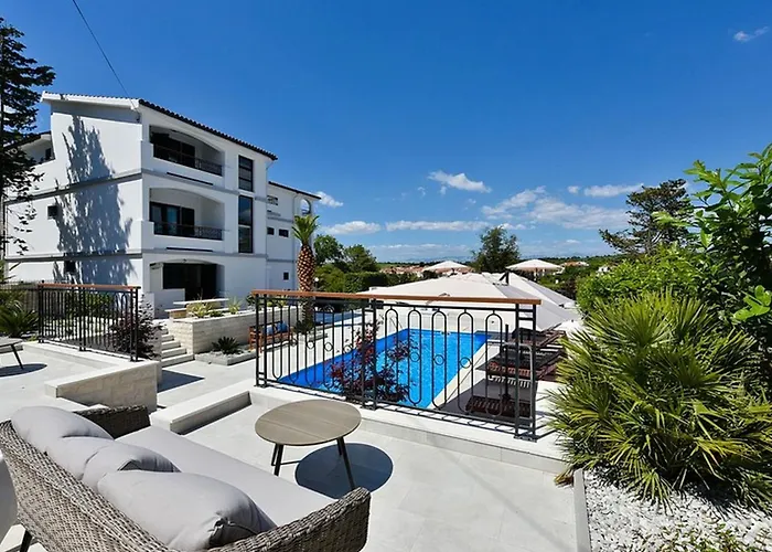 Mediterraneo Garden Апартаменты Петрчане